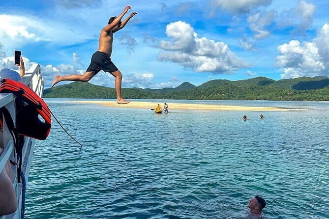 All-Inclusive El Nido Beach Hopping Private Tour - Lunch and bottled water: the small inclusion that saves the day