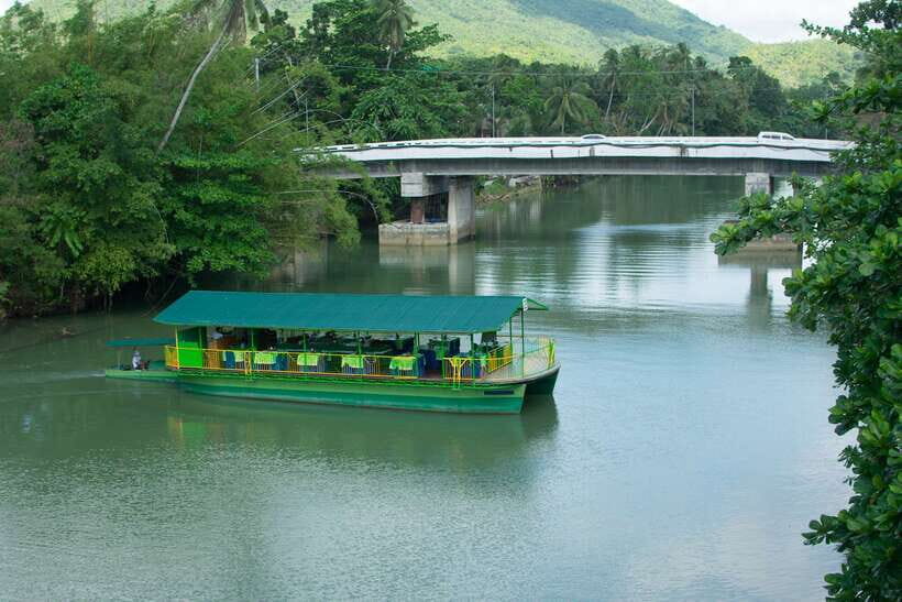 Bohol: Loboc River Buffet-Lunch Cruise with Private Transfer - The performance platform stop: children’s singing and dancing