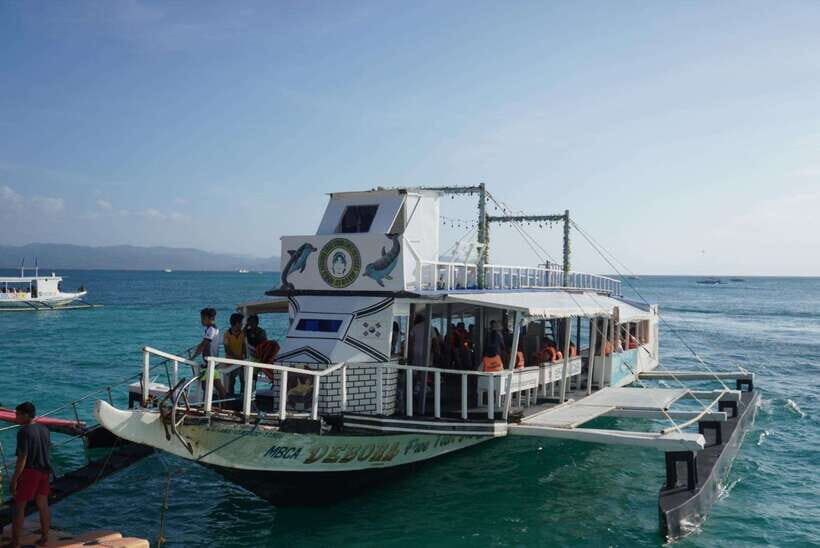 Boracay Island Hopping Experience - On-board picnic lunch and the convenience factor