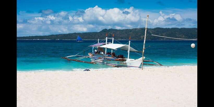 Boracay: Island Hopping Tour with Boodle Fight Lunch - Timing and meeting-point details that matter