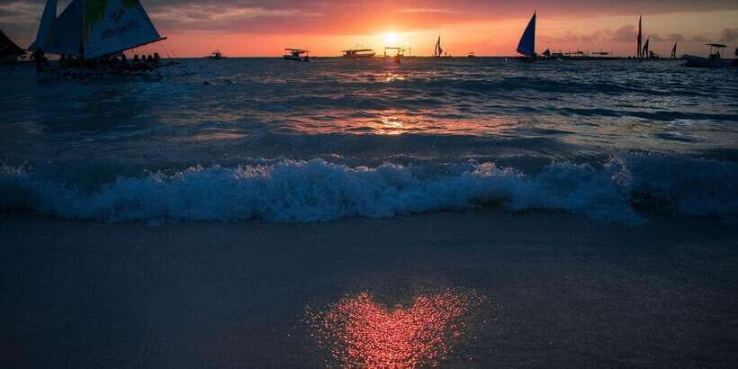 Boracay: Paraw Sailing - The bay views: why this cruise works in calm water