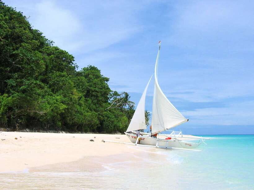 Boracay: Private Traditional Bamboo Boat Sailing Tour - The Traditional Bamboo Boat Experience: Stability, Balance, and That Clear-Water Feeling