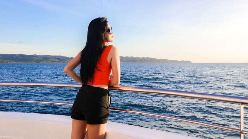 Boracay: Scenic Sunset Cruise with Live Music - The Diamond Yacht Sunset Cruise: big views for a set price