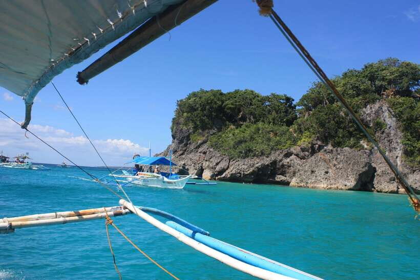 Coron: Barracuda Lake and Reef Garden Tour with Lunch - Barracuda Lake: White Sand and Freshwater Cliffs