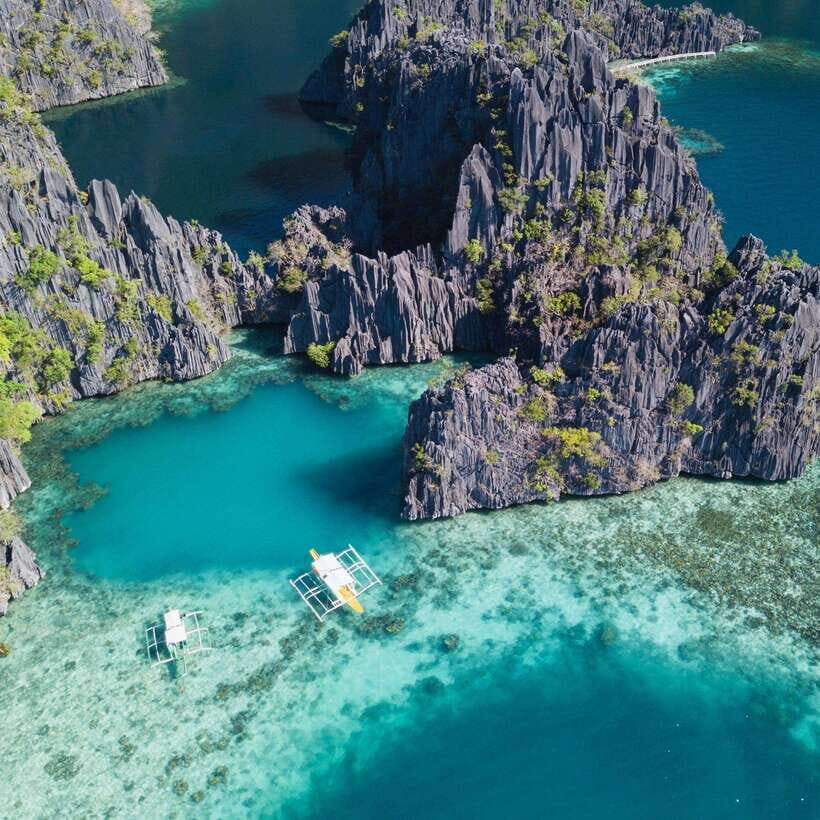 Coron Private Tour B: Barracuda Lake and Smith Beach - Skeleton Wreck: swimming with fish around a sunken warship