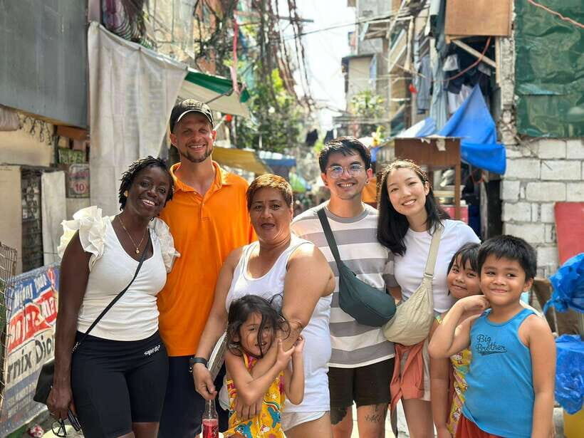 Discover the Real Manila with a Local Guide - Meeting locals and getting photo moments with a guide’s help