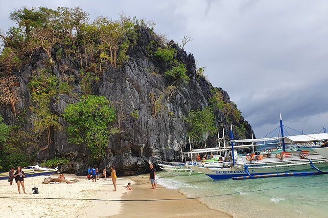 El Nido Island Hopping Tour A with Lunch - Lunch on the Water: Big Portions and Vegan Options
