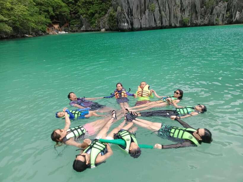 EL NIDO: Private Island Hopping Tour A with BUFFET LUNCH - From pickup to 7 Commandos Beach: your white-sand warm-up