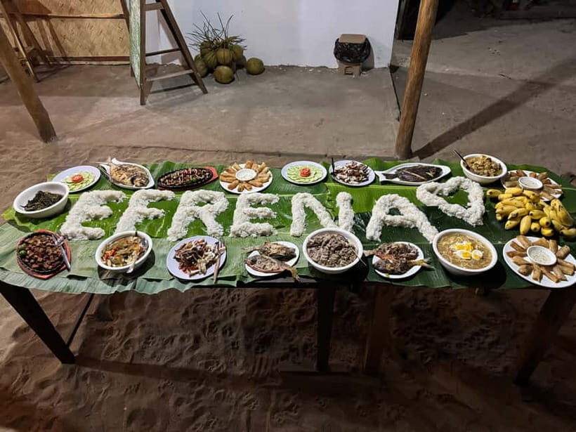 El Nido, Sibaltan: Family Dinner, Bonfire and Karaoke - Boodle-fight dinner on banana leaves: the heart of the night