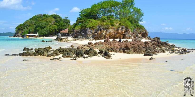From Coron: Private Island-Hopping Cruise with Lunch - The picnic lunch: what it means for a full beach day