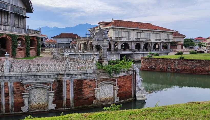 From Manila: Las Casas Filipinas de Acuzar Guided Day Trip - Craft Demonstrations: Seeing Wood Carving and Weaving in Action