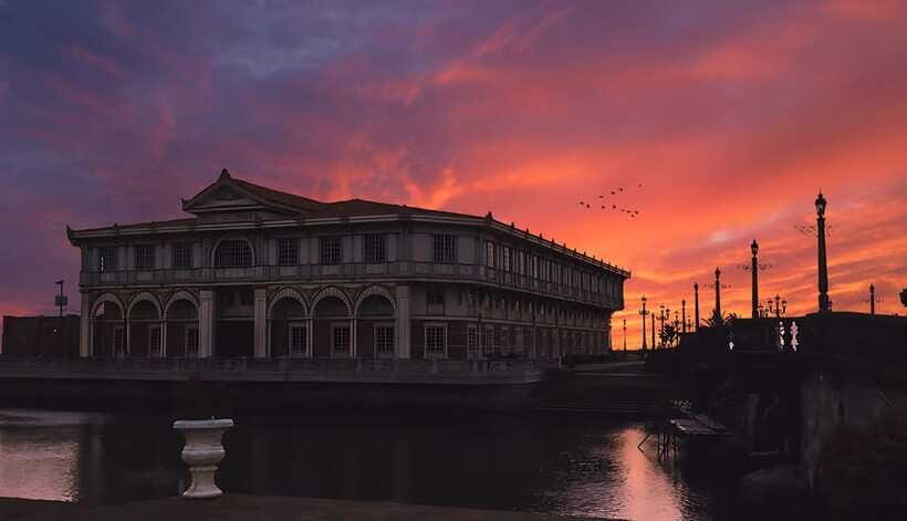 From Manila: Las Casas Filipinas de Acuzar Guided Day Trip - Sunset Over the West Philippine Sea: Why This Finish Matters