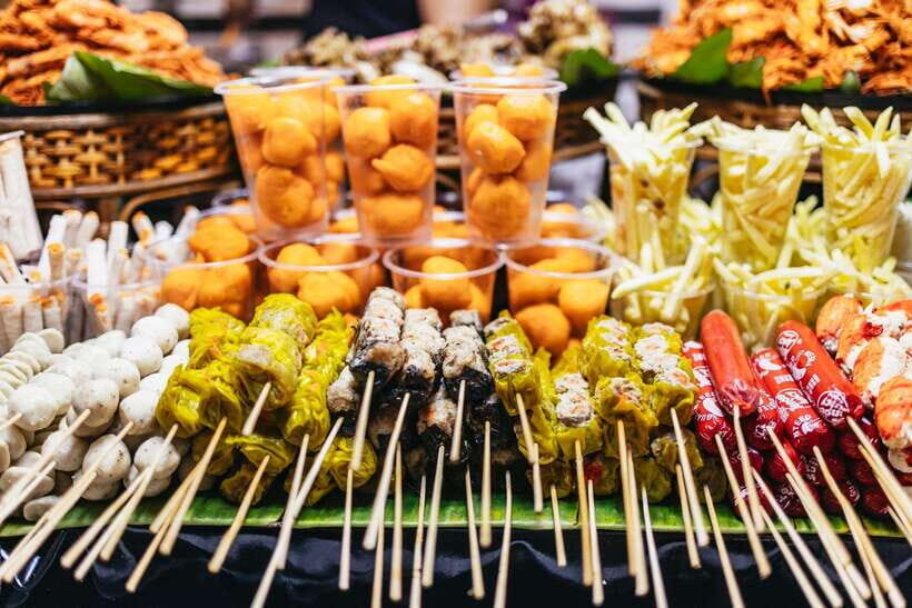 Manila: Guided Night Market Experience - Meeting at Tutuban Center: the Bonifacio Monument start