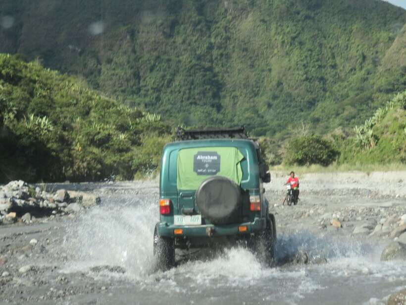 Manila: Mount Pinatubo 4X4 & Hiking Trip - The riverbed hike: mudflow slopes, cliffs, and a 6 km rhythm