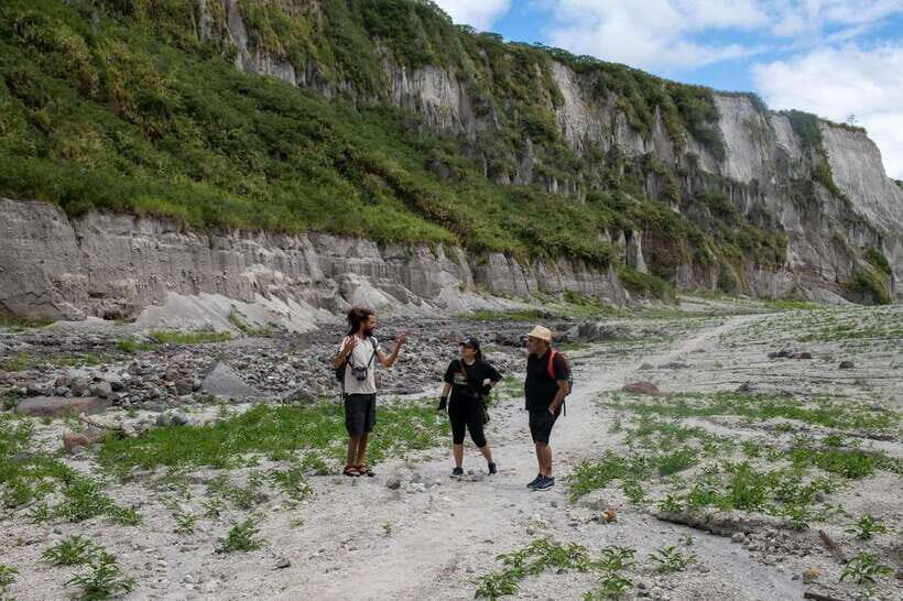 Manila: Mount Pinatubo 4X4 & Hiking Trip - Crater lake time: turquoise views, lunch breaks, and Aeta life glimpses
