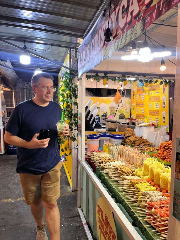 Manila Night Market with Local Guide - Getting around like locals: jeepney and tuktuk time you can actually use