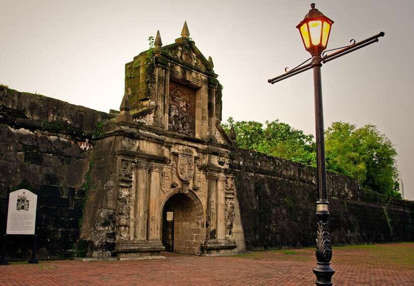 Manila: Old & New 4-Hour City Tour - Forbes Park passes and the American Cemetery and Memorial