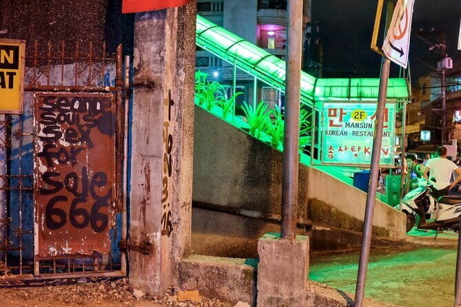Manila Social and Political Walk - Mandaluyong: business-district Manila and the future angle