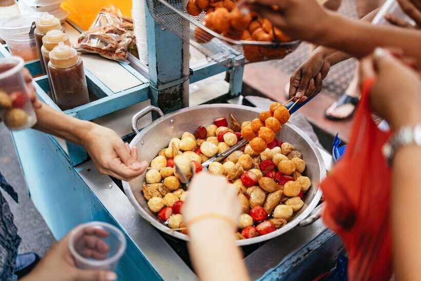 Manila: Street Food and Drinks Walking Tour with Tastings - What you might eat: the classic Binondo mix of fried, noodle, and sweet