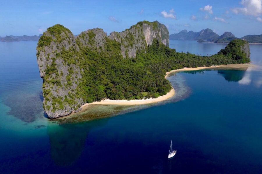 Palawan: Private Sailing Yacht Cruise in El Nido - The 10:00 AM departure and a calm 1.5-hour sail to Malpacao
