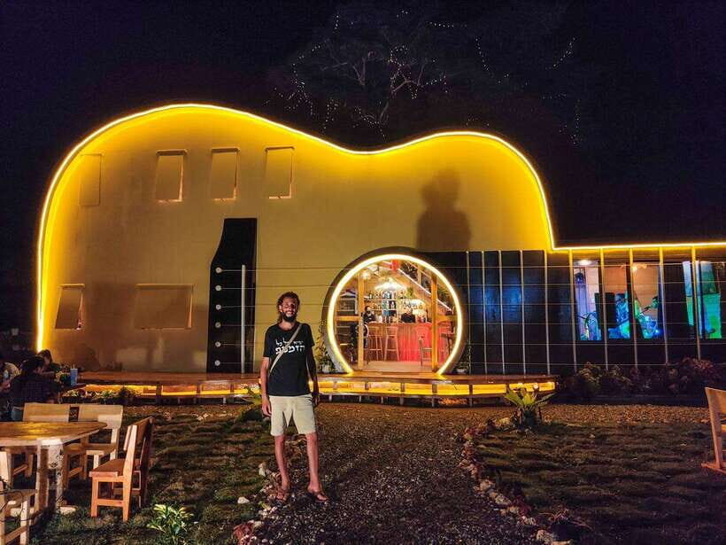 Panglao Bohol Island: Alona Beach Pub Crawl with Drinks - The social magic: meeting people from around the world