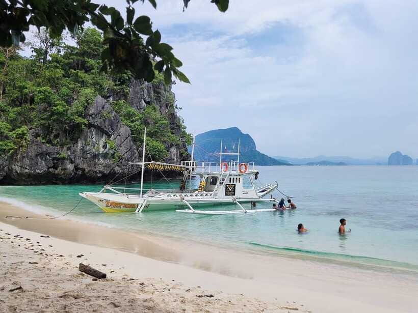 Private tour of the most outstanding beaches in El Nido - Lunch, water, and Filipino food that actually feels like part of the day