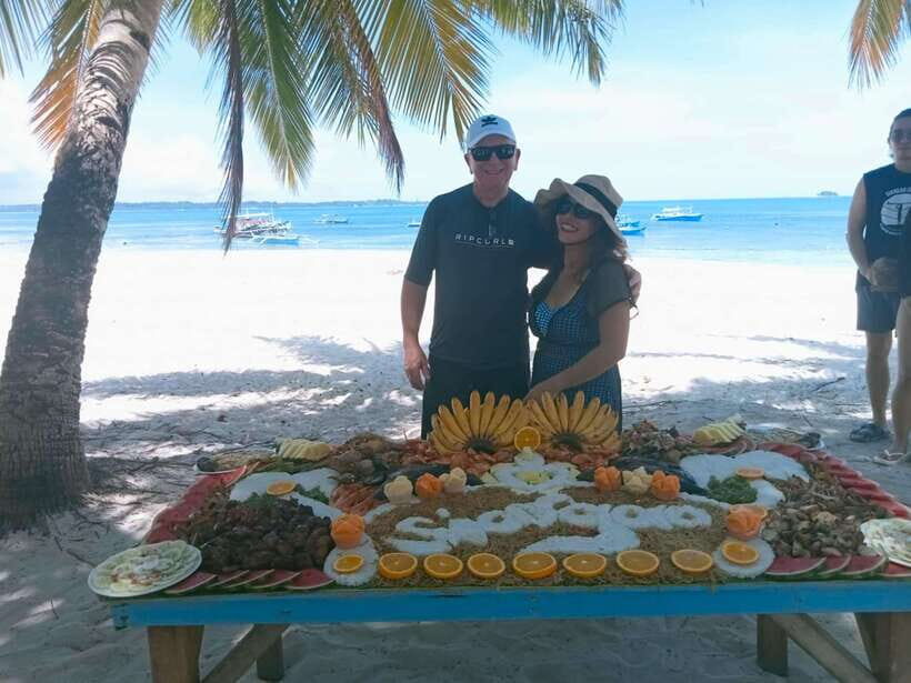 Siargao:Tri Island Hopping Naked Island, Daku, Guyam w/Lunch - Daku Island: Lunch with Ocean Views and a Boodle Fight
