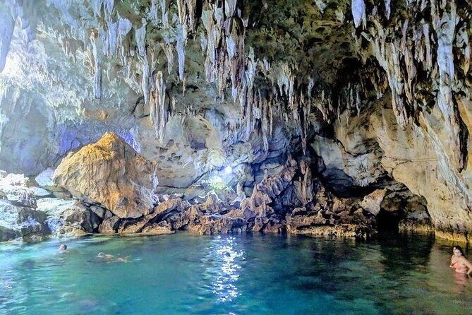The tour of the must-see sites of Bohol - Hinagdanan Cave: Sunlight Through the Ceiling and a Natural Pool